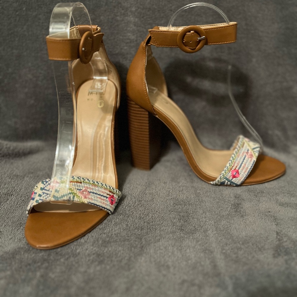 Mix 6. Size 8.5 Single strap sandals with block heel.
